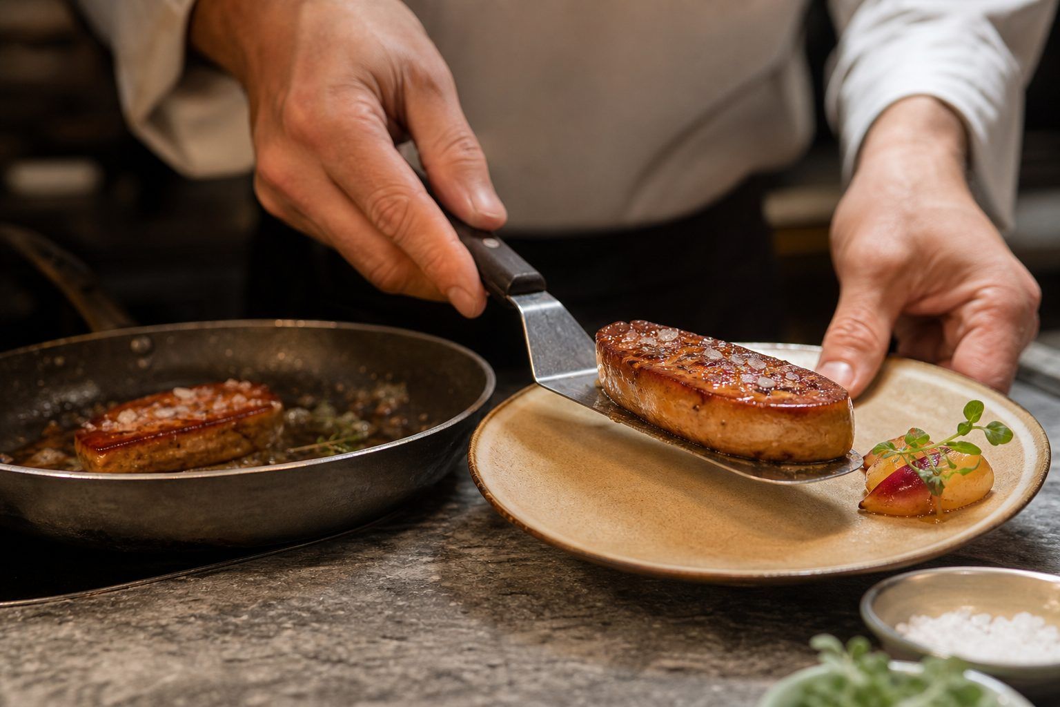 Le geste du chef : éviter que le foie gras fonde et servir sans attendre